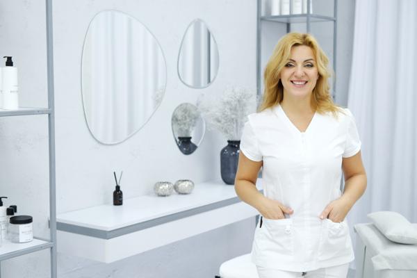 Esthetician vs. Dermatologist: Understanding the Key Differences